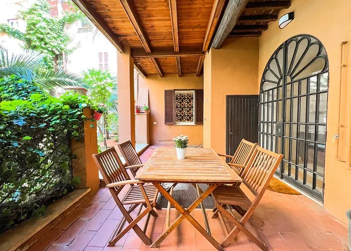Apartment Luxury House & Secret Garden - Strategic Location, 100m To Metro B