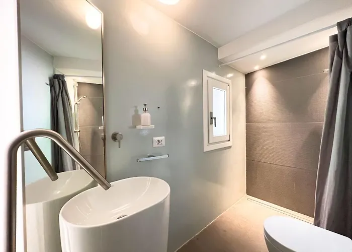 Luxury House & Secret Garden - Strategic Location, 100m To Metro B