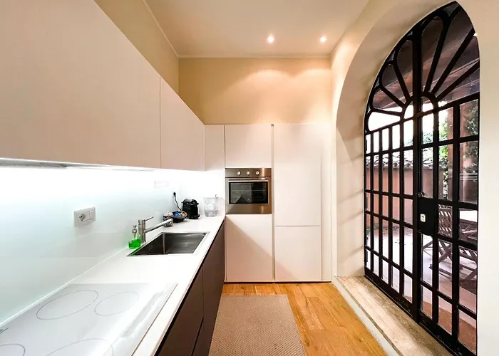 Apartment Luxury House & Secret Garden - Strategic Location, 100m To Metro B *