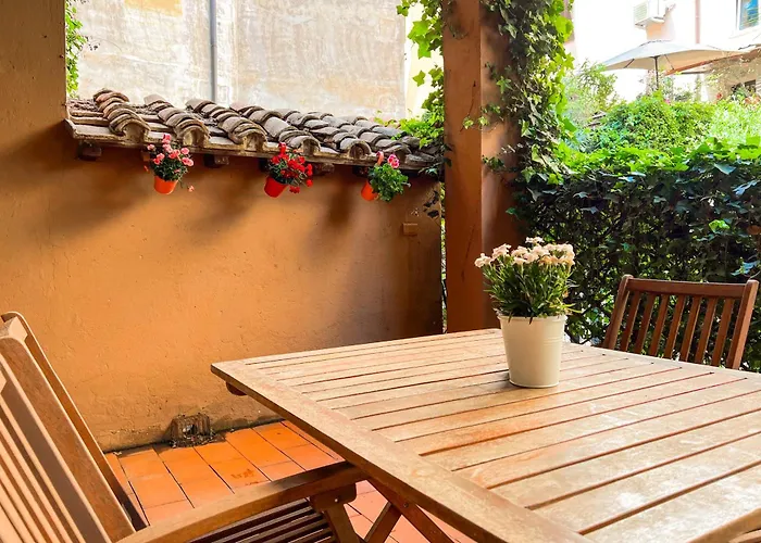 Luxury House & Secret Garden - Strategic Location, 100m To Metro B Apartment